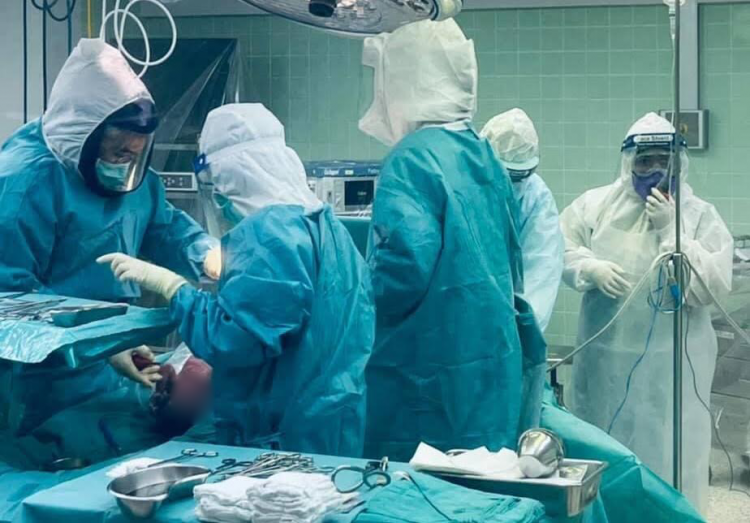ทีมแพทย์ รพ.วชิระภูเก็ต เสี่ยงภัยครั้งที่ 4 ผ่าตัดทำคลอดผู้ป่วยโควิด-19 ปลอดภัย