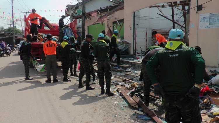 ทหารเร่งซ่อมบ้านที่ถูกระเบิดเสียหายจากโดังดอกไม้ไฟระเบิด