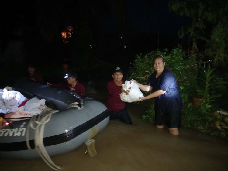 ตร.น้ำขนอม ลุยแจกถุงยังชีพช่วยชาวบ้าน ถูกน้ำป่าบ่าท่วมหนัก