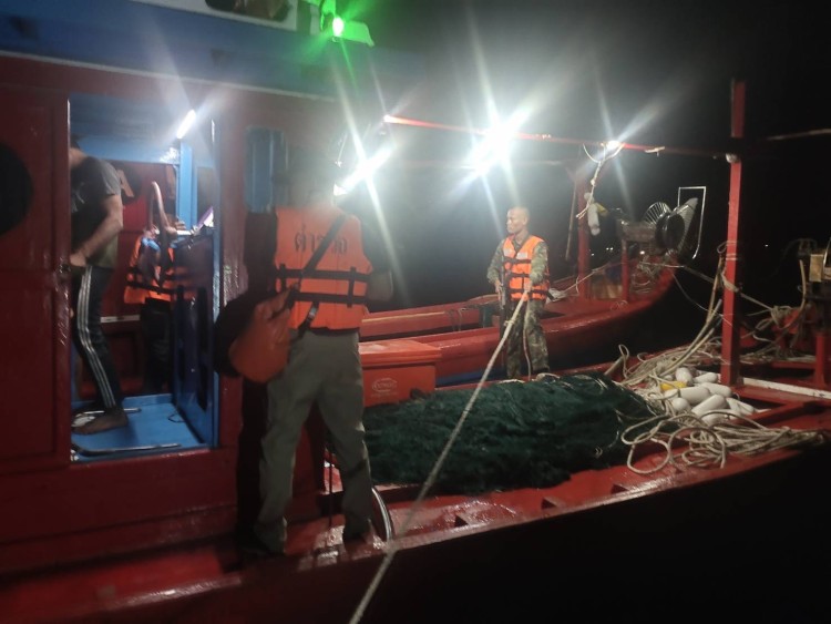ทร.-ตร.สนธิกำลังตรวจจับเรือ 2 ประมงมาเลย์ รุกน่านน้ำไทยจับปลา