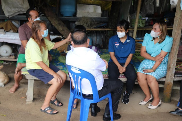 ผู้ว่าฯภูเก็ตนำนักกีฬาพิการสายตาทีมชาติไทย ให้กำลังใจ “น้องโบ๊ท”วัย 12 ปี