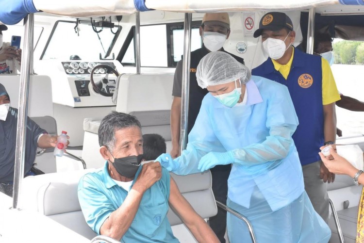 ผวจ.สตูล นำทีมลงเรือตระเวนฉีดวัคซีนโควิด-19 ให้ชาวเกาะ-ชาวเล ถึงบ้าน